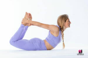 Posizione arco dhanurasana