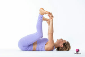 posizione bambino felice ananda balasana