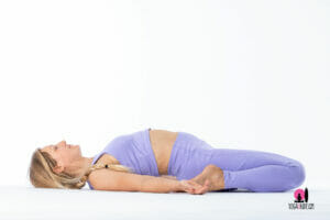 posizione eroe coricato supta virasana