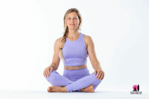 posizione facile sukhasana