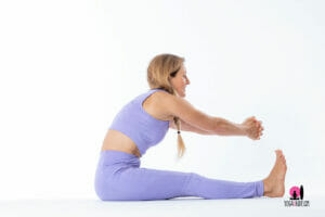 posizione macina chakki chalanasana