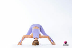posizione piegamento in avanti a gambe divaricate prasarita padottanasana