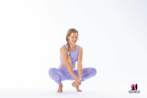 posizione del tagliare la legna Kashtha Takshanasana